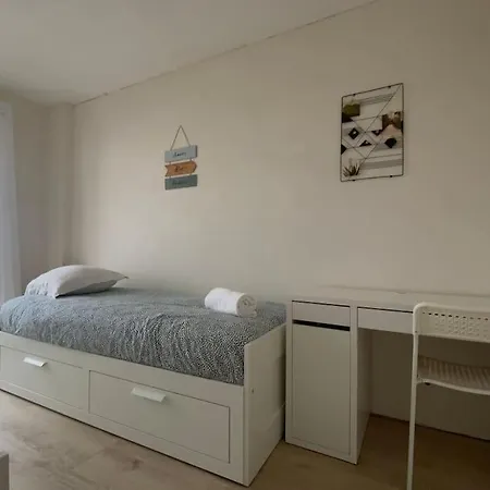 Apartment Joli T4 Avec Balcon, Place De Parking - Oradou